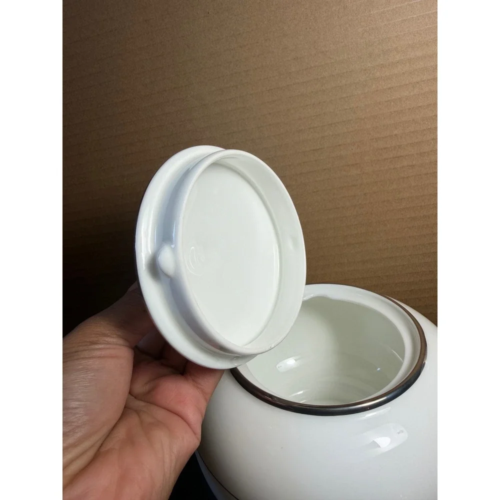 Wedgwood Carlyn W4302 Teapot Bone China Platinum Trim Made in England White
